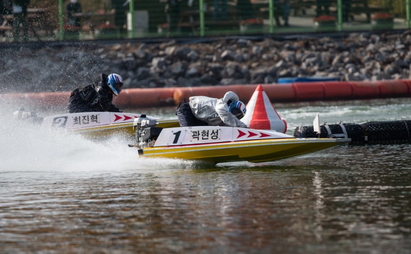 Water Sports: Motorboat Racing